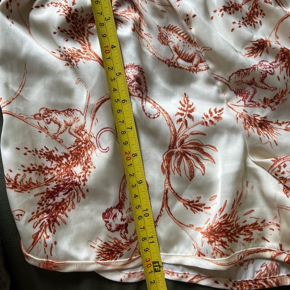 Aritzia Little Moon patterned silk shorts - Picture 8 of 9